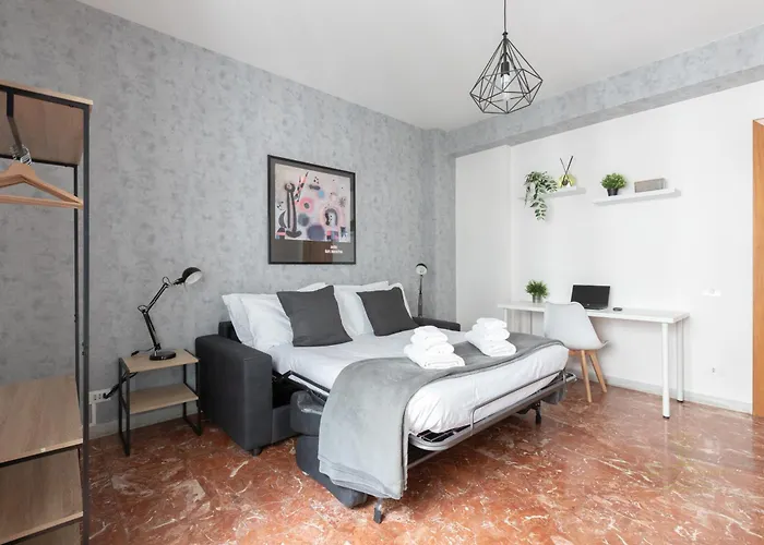 Domvs Clavdia - 7min To Colosseum By Metro, Station Under Apt, Roma, 6pax, A-c Apartamento *