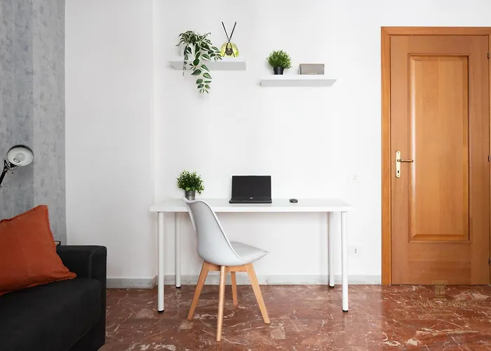 Domvs Clavdia - 7min To Colosseum By Metro, Station Under Apt, Roma, 6pax, A-c *