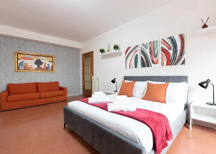 Domvs Clavdia - 7min To Colosseum By Metro, Station Under Apt, Roma, 6pax, A-c Apartamento Roma