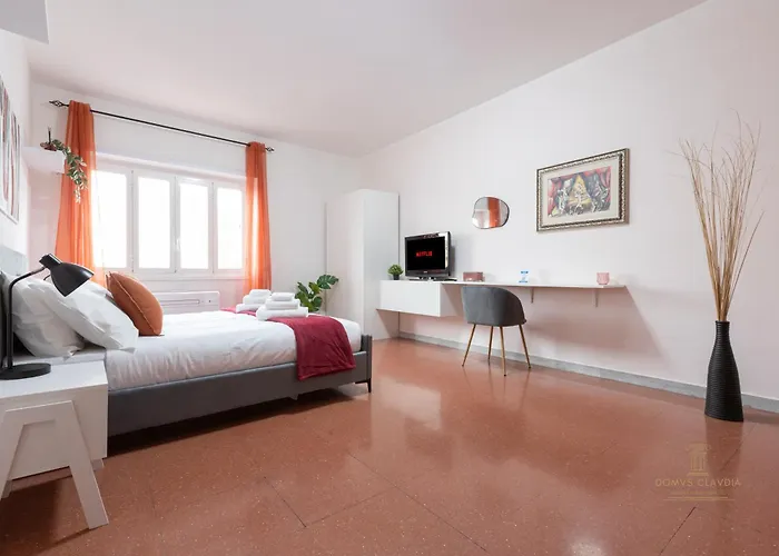 Domvs Clavdia - 7min To Colosseum By Metro, Station Under Apt, Roma, 6pax, A-c Apartamento Roma