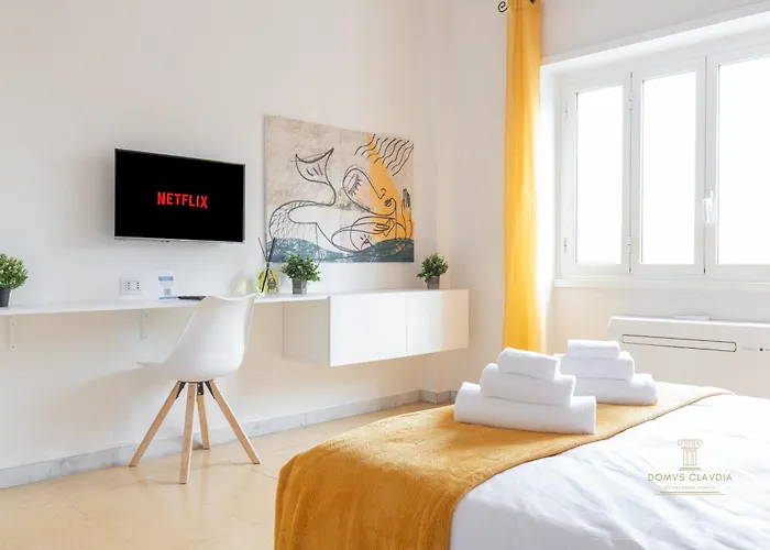 Apartamento Domvs Clavdia - 7min To Colosseum By Metro, Station Under Apt, Roma, 6pax, A-c