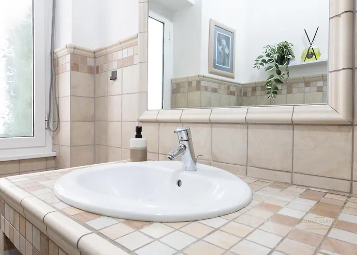 Domvs Clavdia - 7min To Colosseum By Metro, Station Under Apt, Roma, 6pax, A-c Apartamento