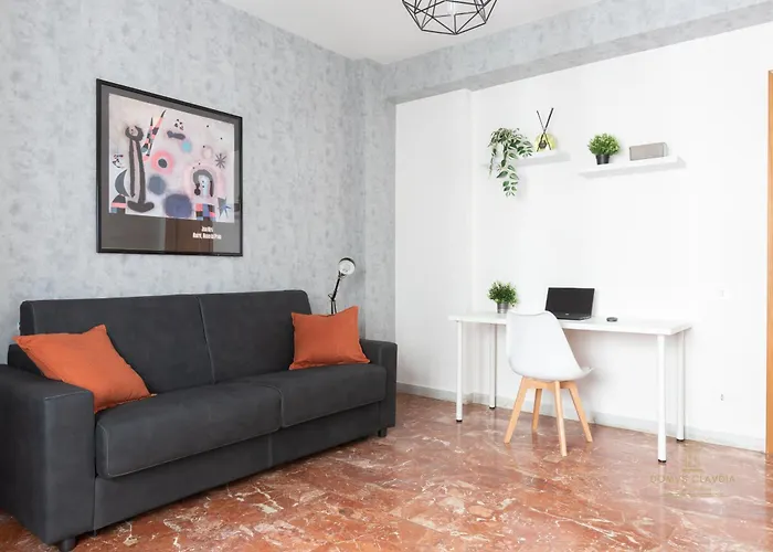 Domvs Clavdia - 7min To Colosseum By Metro, Station Under Apt, Roma, 6pax, A-c Apartamento Roma