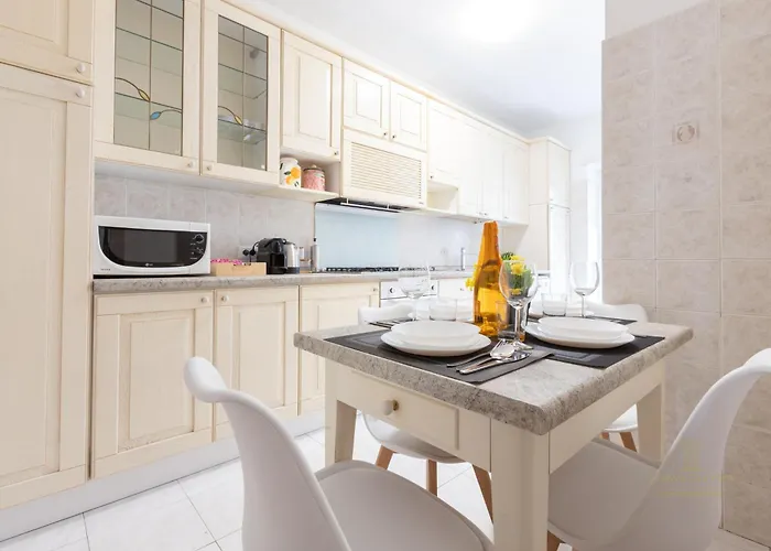 Domvs Clavdia - 7min To Colosseum By Metro, Station Under Apt, Roma, 6pax, A-c