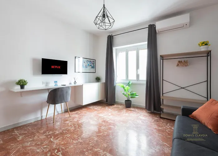 Apartamento Domvs Clavdia - 7min To Colosseum By Metro, Station Under Apt, Roma, 6pax, A-c