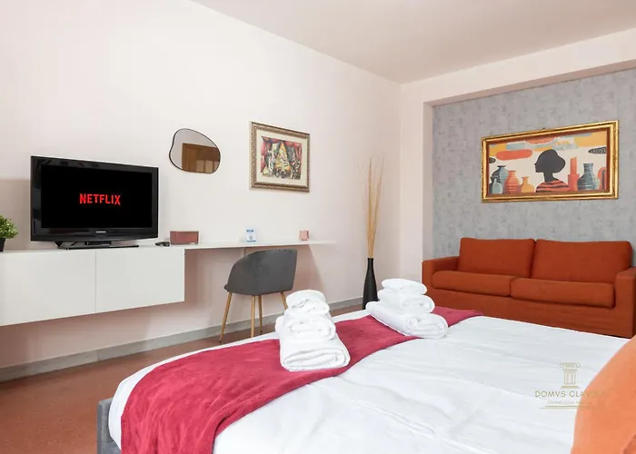 Domvs Clavdia - 7min To Colosseum By Metro, Station Under Apt, Roma, 6pax, A-c