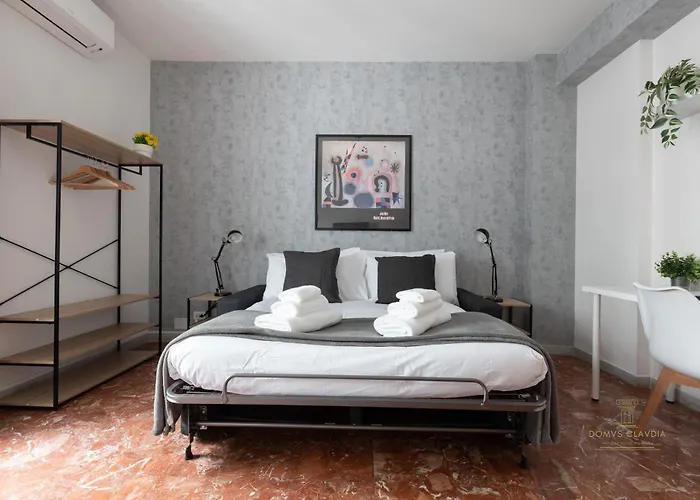 Apartamento Domvs Clavdia - 7min To Colosseum By Metro, Station Under Apt, Roma, 6pax, A-c