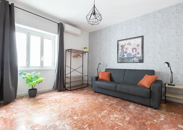 Apartamento Domvs Clavdia - 7min To Colosseum By Metro, Station Under Apt, Roma, 6pax, A-c Roma