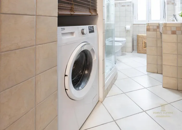 Apartamento Domvs Clavdia - 7min To Colosseum By Metro, Station Under Apt, Roma, 6pax, A-c