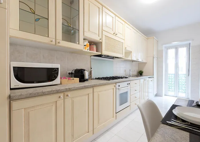 Domvs Clavdia - 7min To Colosseum By Metro, Station Under Apt, Roma, 6pax, A-c
