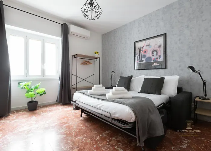 Domvs Clavdia - 7min To Colosseum By Metro, Station Under Apt, Roma, 6pax, A-c Apartamento Roma